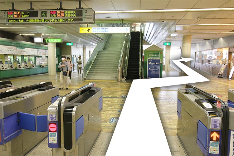 ①改札をでて右側スロープを上がると右手にエレベーターがあります