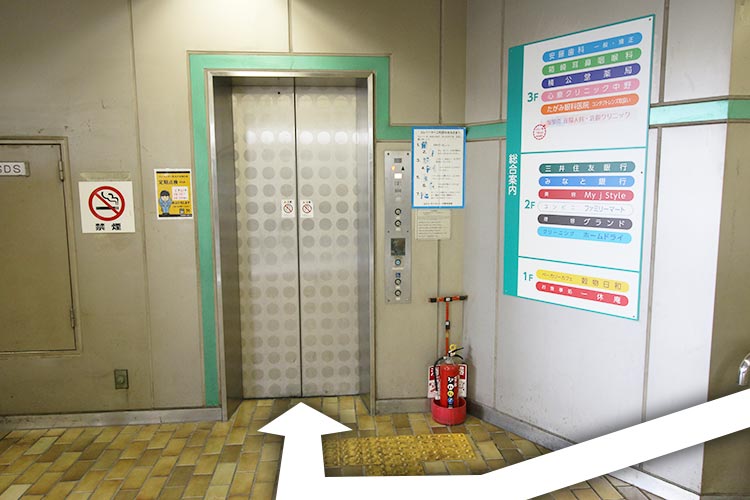 ②右手にエレベーターがあります