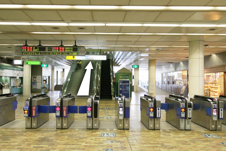 ①改札をでてまっすぐ進みます