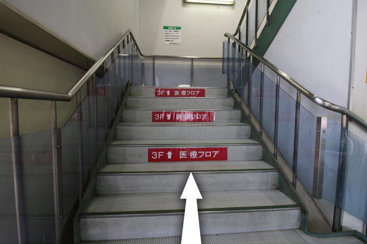 ④３階にお上がりください