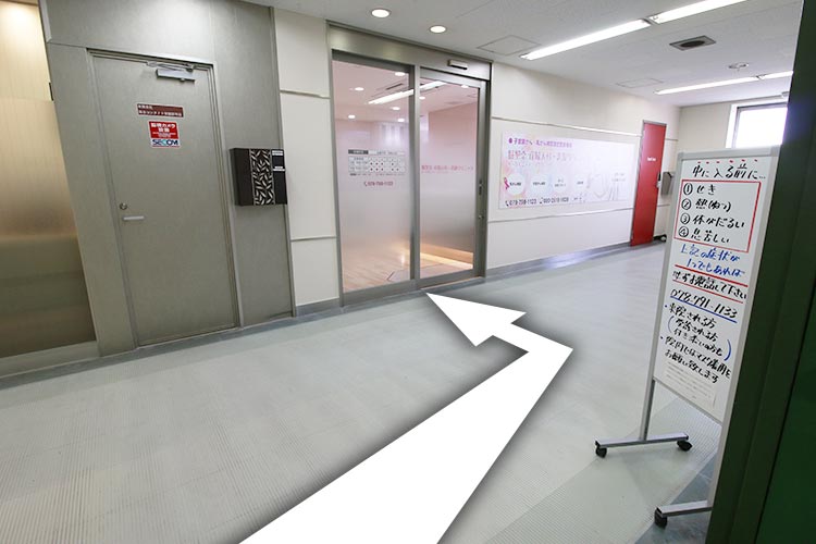 ⑤３階階段出口　右斜め前がクリニックです